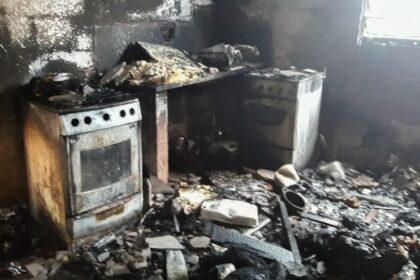 Parte interna da oficina ficou destruída após ser atingida por um incêndio | Foto: Bombeiros/Divulgação