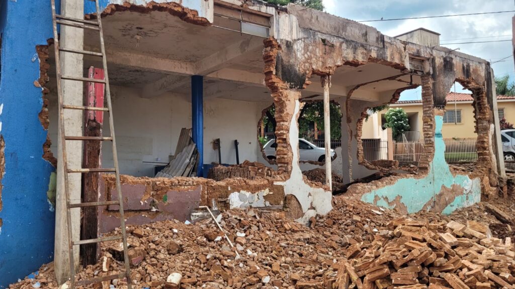 Obra era demolida por dois funcionários sem experiência | Foto: Bombeiros/Divulgação