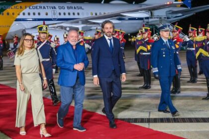 O presidente Luiz Inácio Lula da Silva (ao centro, de blazer azul) chegou à Argentina acompanhado da primeira-dama, Janja Lula da Silva. Foi recebido pelo chanceler argentino, Santiago Cafiero