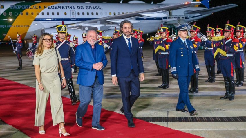 O presidente Luiz Inácio Lula da Silva (ao centro, de blazer azul) chegou à Argentina acompanhado da primeira-dama, Janja Lula da Silva. Foi recebido pelo chanceler argentino, Santiago Cafiero