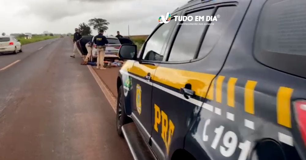 A imagem mostra os policiais abordando os criminosos que haviam solicitado uma corrida de aplicativo para assaltar o motorista em Jataí, GO