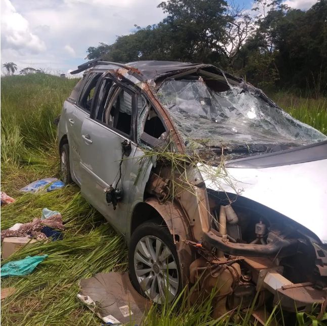 O veículo, de 7 lugares, capotou após o motorista perder o controle de direção na BR-146 em Patos de Minas | Foto: Polícia Militar Rodoviária