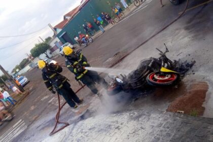 Motocicleta foi totalmente consumida pelo incêndio — Foto: Bombeiros/divulgação