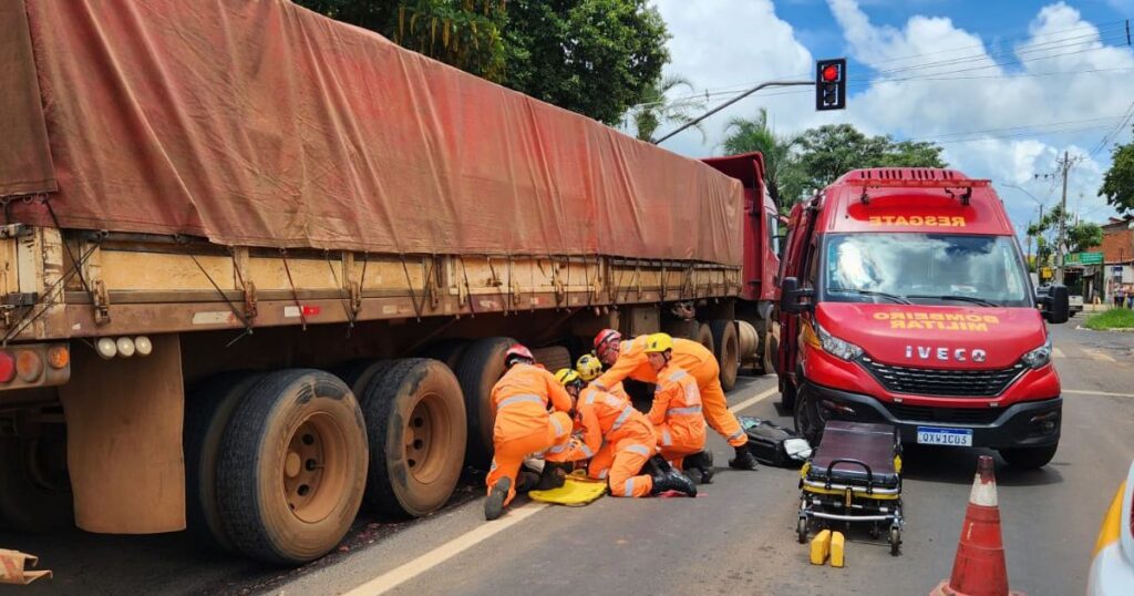 Homem ficou preso embaixo das rodas do caminhão