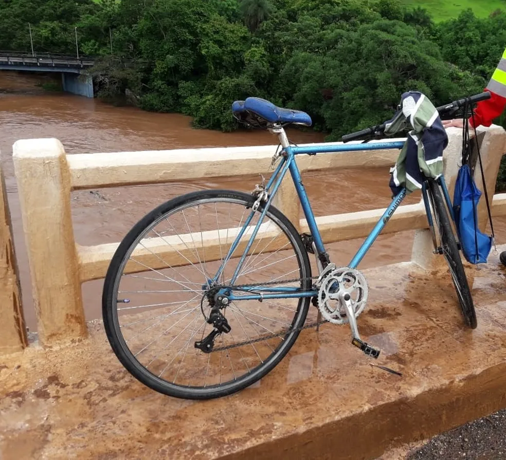 Bicicleta foi deixada na ponte com documentos | Foto: Ecovias do Cerrado
