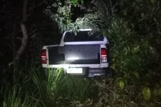 A Toyota/Hilux foi localizada em um matagal na zona rural de Ituiutaba