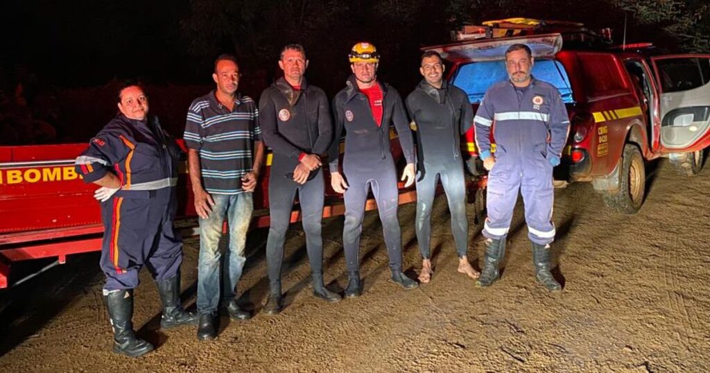 Equipe que efetuou o resgate no Rio Paranaíba