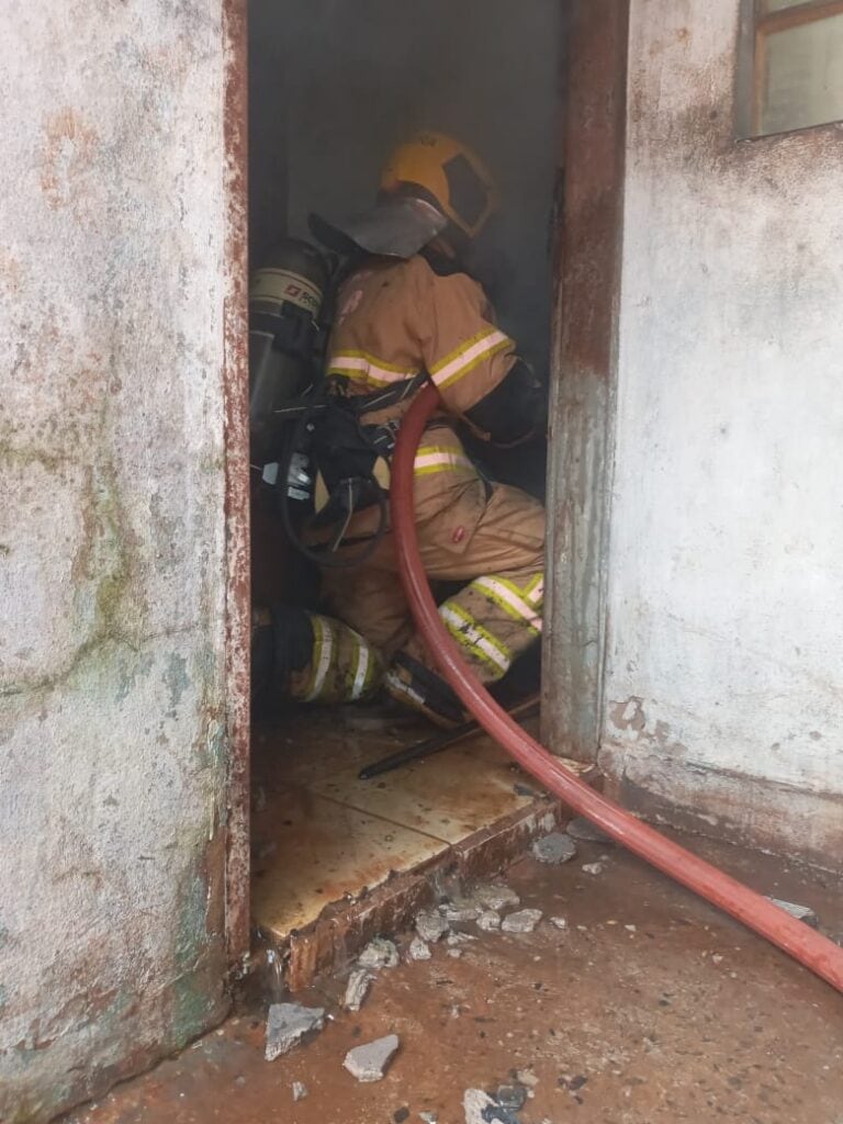 Bombeiro durante o trabalho de combate às chamas na oficina em Ituiutaba | Foto: Bombeiros/Divulgação