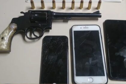 Além da arma e munições, a PM também apreendeu três aparelhos celulares — Foto: Polícia Militar/Divulgação