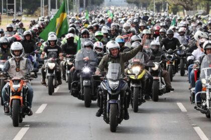 Bolsonaro durante uma de suas motociatas — eventos realizados com dinheiro público para movimentar seus seguidores