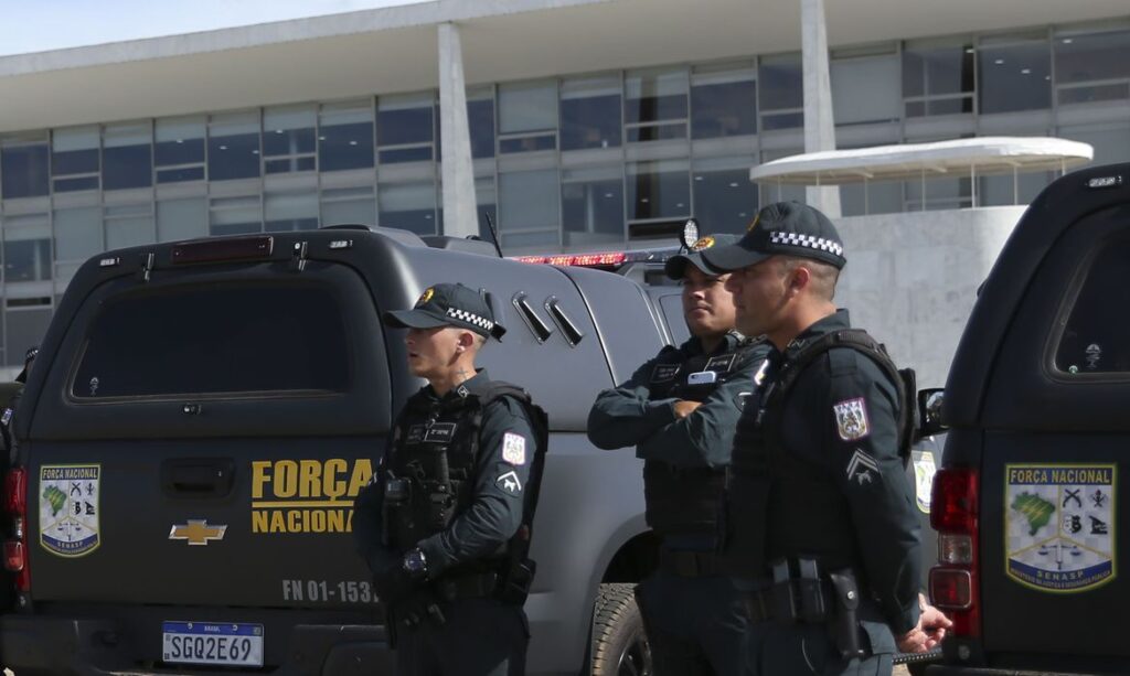 Militares e Veículos da Força Nacional de Segurança Pública do Brasil, são vistos em frente ao Palácio do Planalto em Brasília / José Cruz/Agência Brasil