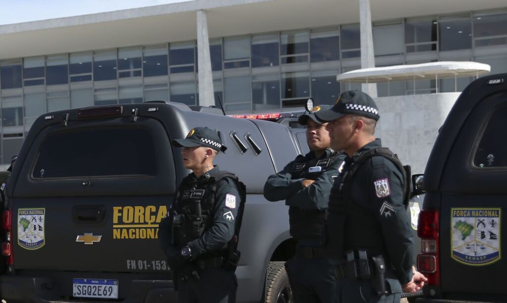 Militares e Veículos da Força Nacional de Segurança Pública do Brasil, são vistos em frente ao Palácio do Planalto em Brasília /  José Cruz/Agência Brasil