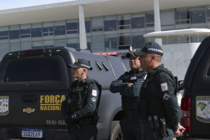 Militares e Veículos da Força Nacional de Segurança Pública do Brasil, são vistos em frente ao Palácio do Planalto em Brasília / José Cruz/Agência Brasil