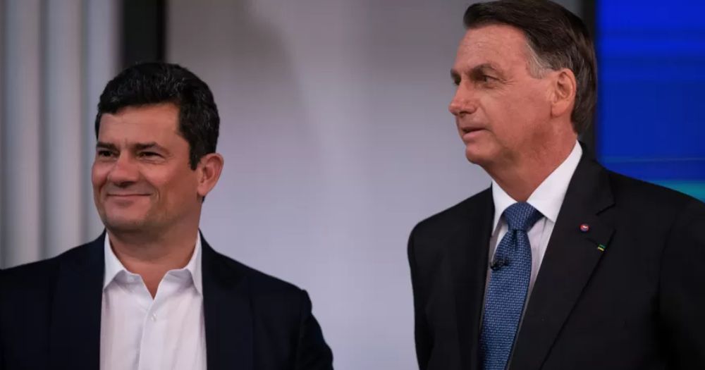 (Esq) Sérgio Moro ao lado do ex-presidente Jair Bolsonaro 