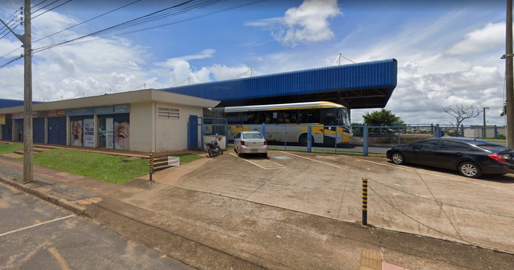 Acidente ocorreu em frente ao Terminal Santa Luzia, em Uberlândia — Foto: Google Street View