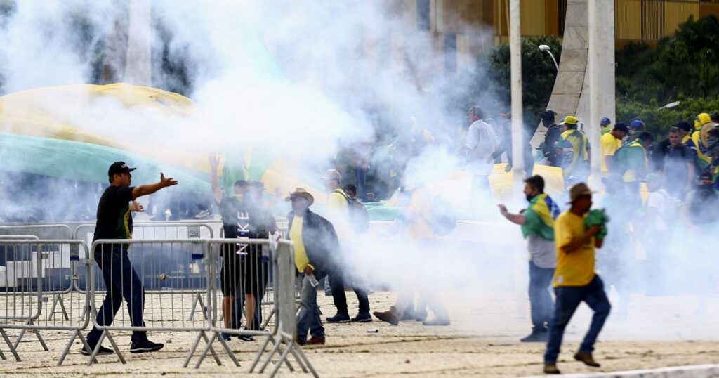 Terroristas destruíram os Três Poderes em Brasília no dia 08 de Janeiro de 2023 