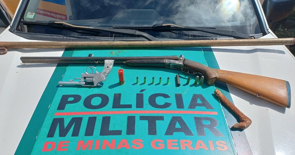 Armas, munições e uma pata de animal silvestre, um veado, foram apreendidos | Foto: PMMA/Divulgação