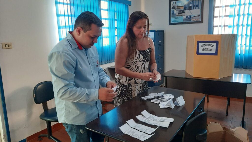 (Esq) Osvaldo Júnior e Cátia Barbosa durante a conferência de votos | Foto: Neide Ane