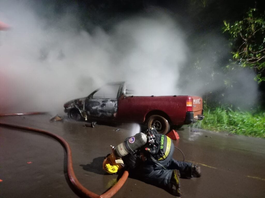 O condutor do veículo não soube informar como as chamas tomaram conta do veículo