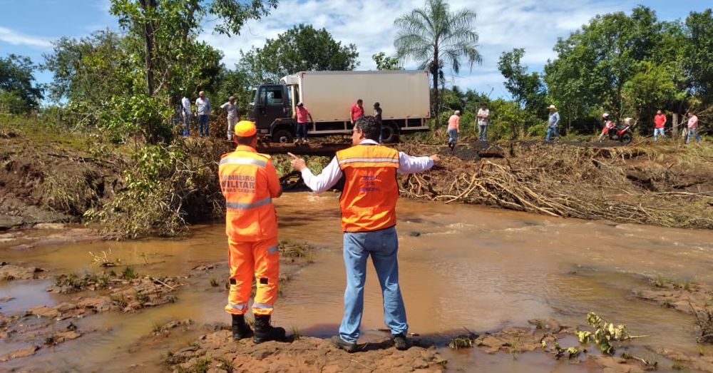 Tráfego de caminhões avaria ponte no desvio da BR-365. Rodovia e desvio estão interditados