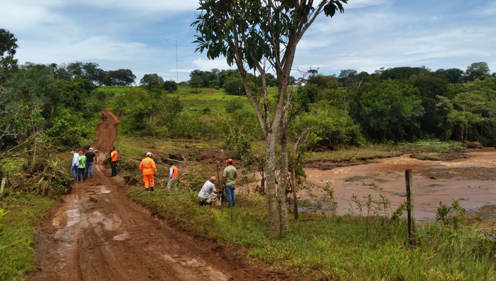 Bombeiros e Defesa Civil de Gurinhatã vistoriam área atingida por enchente