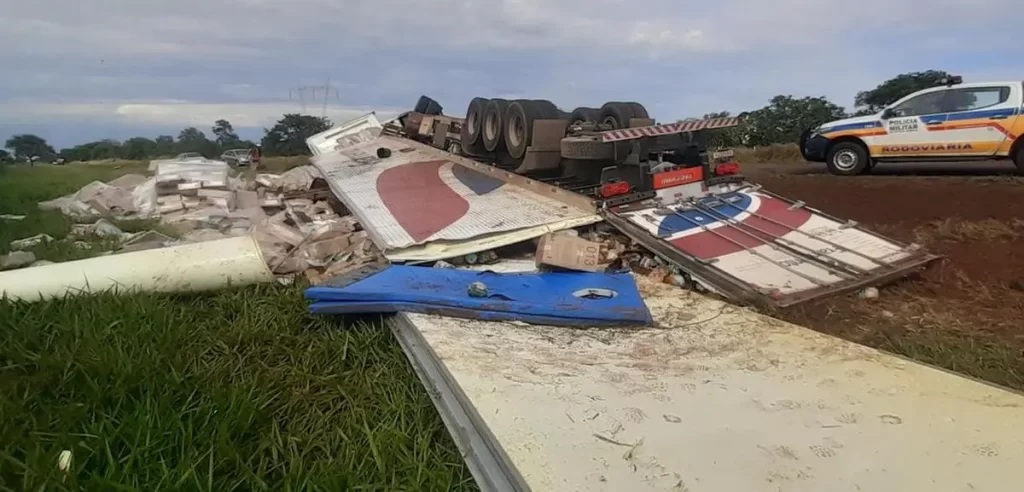 Acidente deixou motorista e gravida feridos | Foto: Jairo Chagas