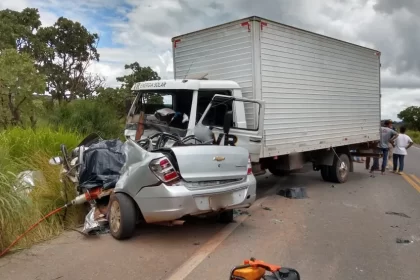 Veículo ficou destruído durante o acidente na BR-365, em Patos de Minas — Foto: Reprodução