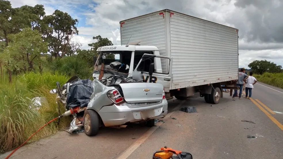 Veículo ficou destruído durante o acidente na BR-365, em Patos de Minas — Foto: Reprodução