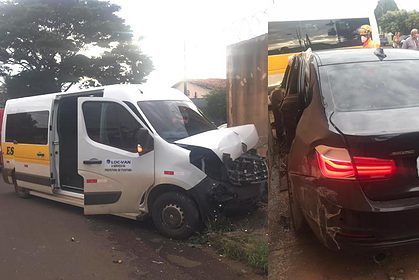 Ocupantes da van escolar não tiveram ferimentos — um homem e uma mulher que estavam no carro ficaram feridos | Foto: Bombeiros/Divulgação