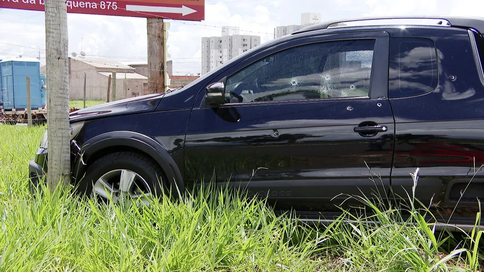 Caminhonete foi atingida por vários disparos no Bairro São Jorge em Uberlândia — Foto: Rodrigo Fernandes