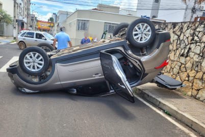 Dentro do carro, além do motorista de 37 anos, haviam duas crianças — de 04 e 05 anos