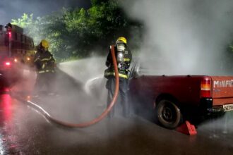 Bombeiro atuando no combate ao incêndio no veículo | Foto: Bombeiros/Divulgação