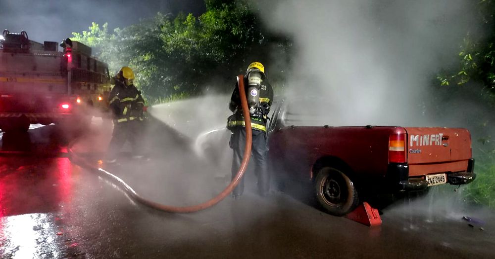 Bombeiro atuando no combate ao incêndio no veículo | Foto: Bombeiros/Divulgação