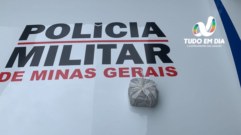 A porção de maconha estava dentro da cueca do jovem de 19 anos, em Capinópolis — Foto: PMMG