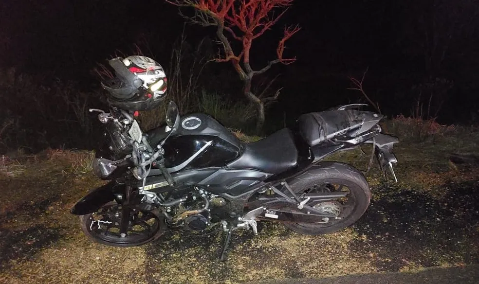 Motociclista morre após bater em caminhão em Romaria — Foto: Polícia Militar Rodoviária