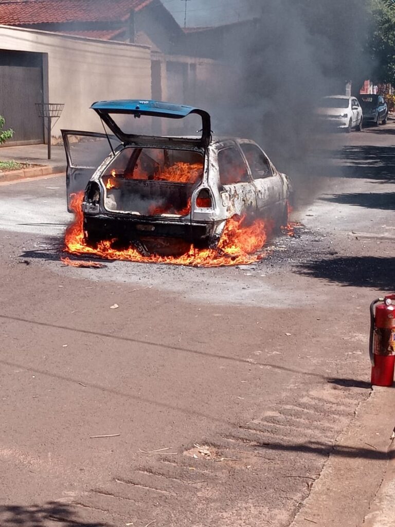 Veículo VW Gol ficou totalmente destruído pelas chamas — Foto: Bombeiros/Divulgação