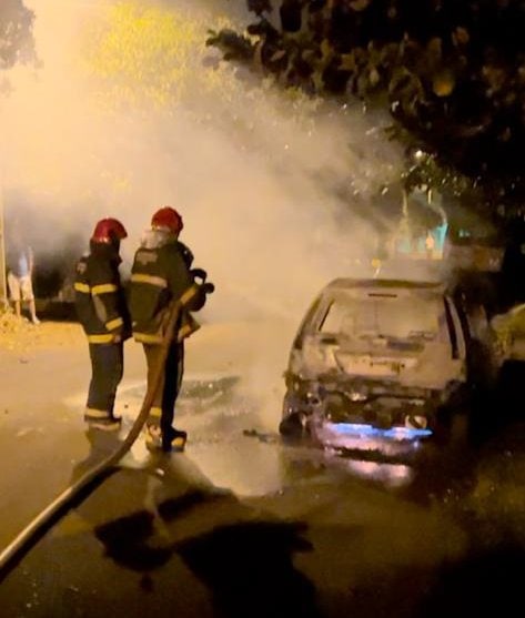 Carro ficou destruído durante incêndio