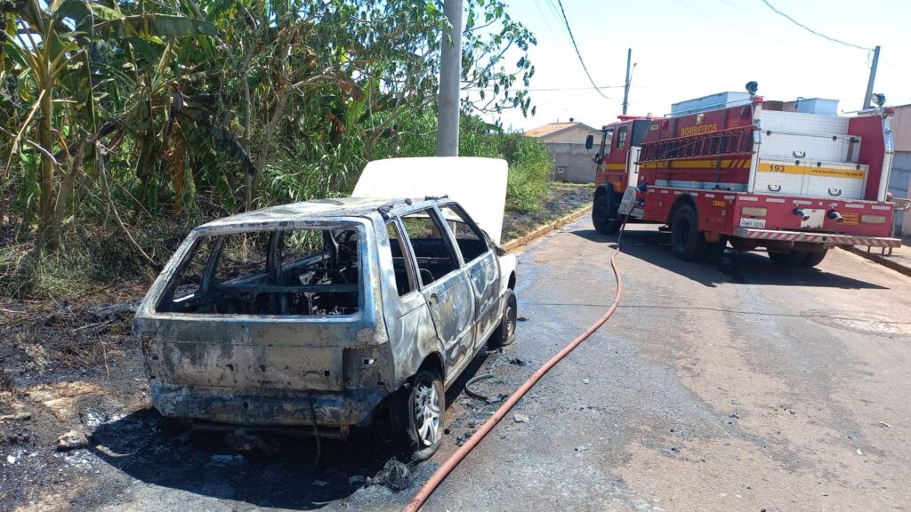 Fiat/Uno ficou destruído ao ser atingido por um incêndio que teve início em um lote vago | Foto: Bombeiros/Divulgação