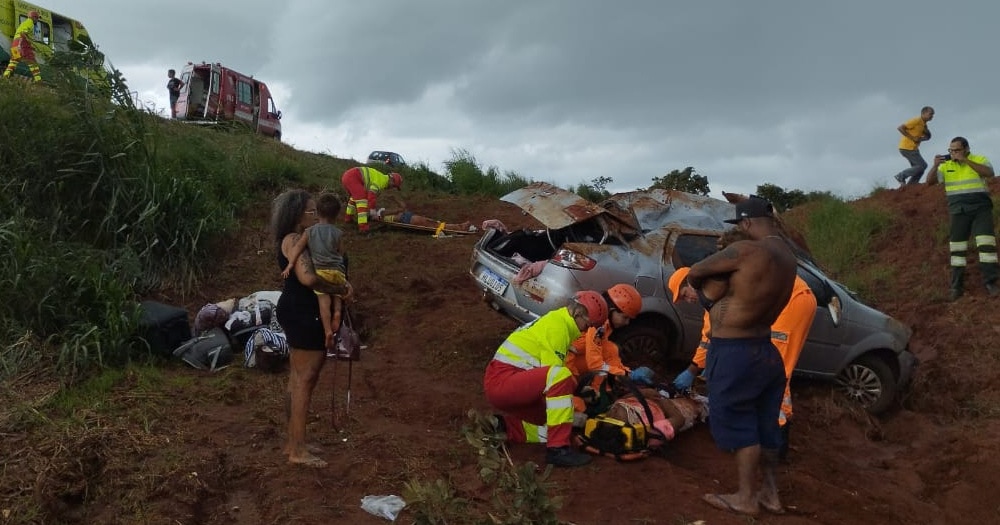 Segundo os bombeiros, a família seguia de Uberlândia à Ituiutaba no momento do acidente | Foto: Bombeiros