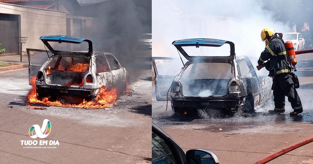 Veículo VW Gol ficou totalmente destruído pelas chamas — Foto: Bombeiros/Divulgação