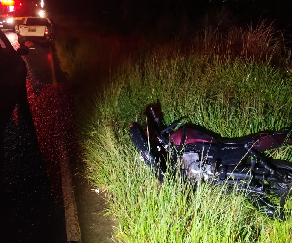O condutor da motocicleta ficou gravemente ferido após após o acidente