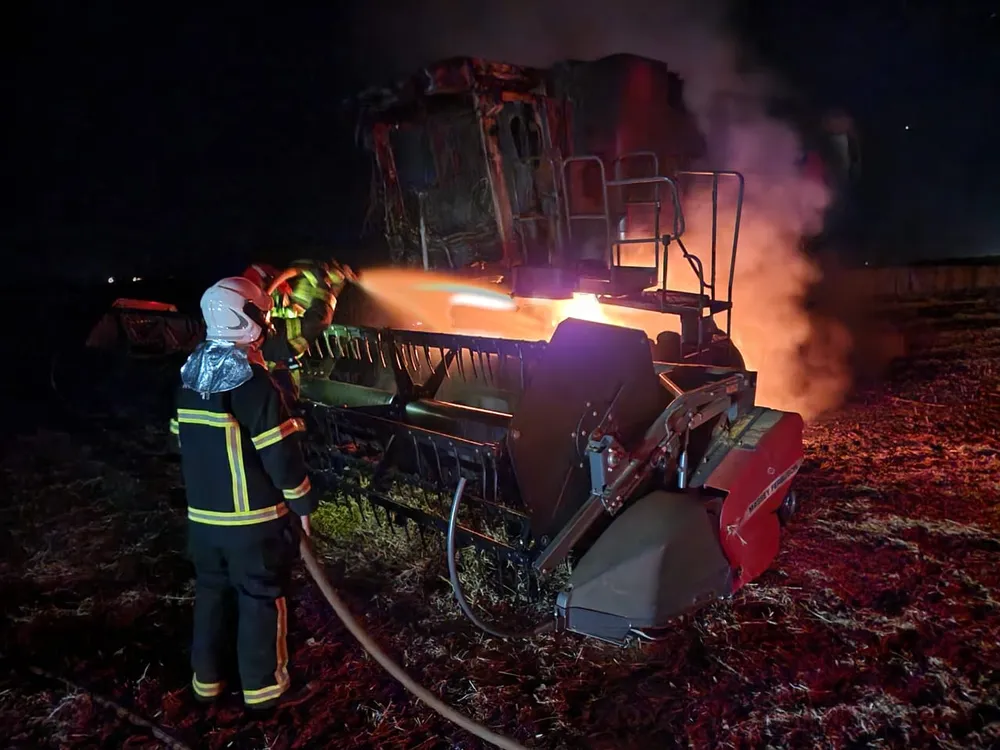 Corpo de Bombeiros apaga incêndio em colheitadeira em Lagoa Formosa — Foto: Corpo de Bombeiros/Divulgação