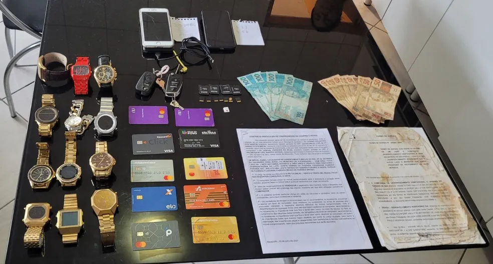 Policiais apreenderam relógios, dinheiro, cartões de crédito, celulares e veículos — Foto: Ascom/SSP