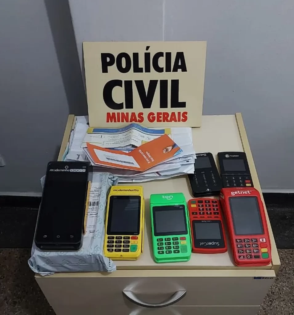 Celulares, máquinas de cartão e outros objetos foram apreendidos em Ituiutaba na Operação'Escobar' — Foto: Polícia Civil/Divulgação