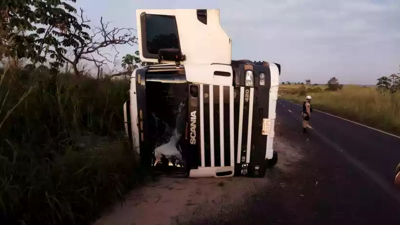 Carreta com 20t de drogas que vinha do Paraguai tomba entre Iturama e Campina Verde