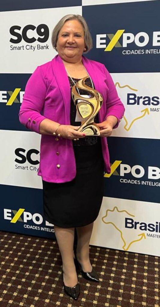 Iracilda Duarte, secretária de Educação e Cultura de Capinópolis durante premiação em Belo Horizonte | Foto: Divulgação
