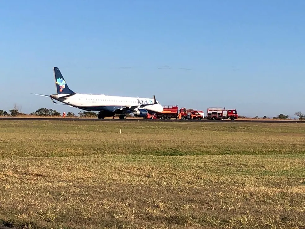 Pane em avião leva viaturas dos bombeiros ao Aeroporto de Uberaba — Foto: Corpo de Bombeiros/Divulgação