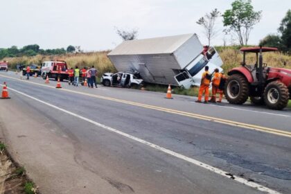 Áudio notícia: acidente na BR-153, entre o Trevão e Prata, deixa feridos