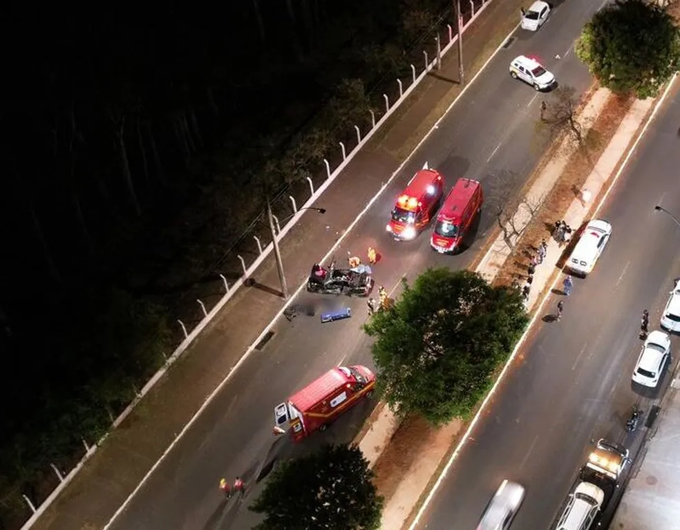 Capotamento deixou três mortos e um ferido em Uberlândia — Foto: Via Drones