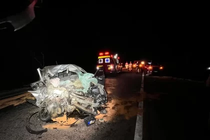 Situação de carro após batida na BR-452, em Uberlândia — Foto: Corpo de Bombeiros/Divulgação
